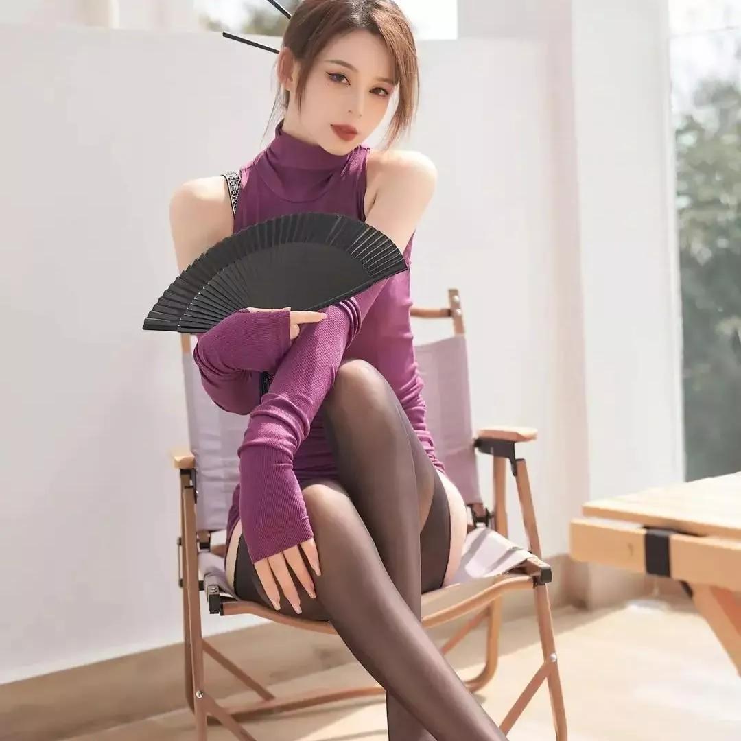 复古风，紫色高领毛衣，黑色扇子，优雅坐姿，美丽妆容。紫色针织毛衣 灰紫色针织衫 