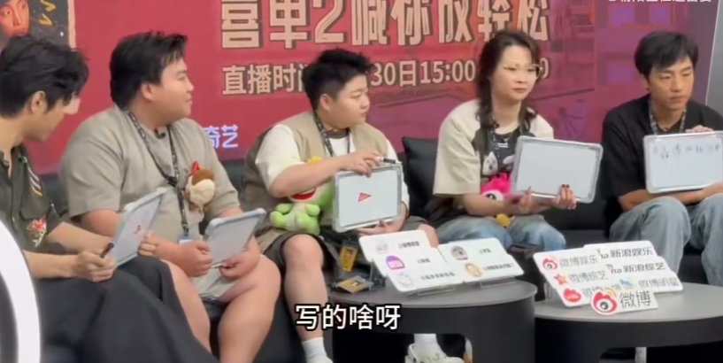鑫博再就业抢微博主持人饭碗 不得不夸鑫博，直播里用玩笑化解了开场被漏掉的小尴尬，