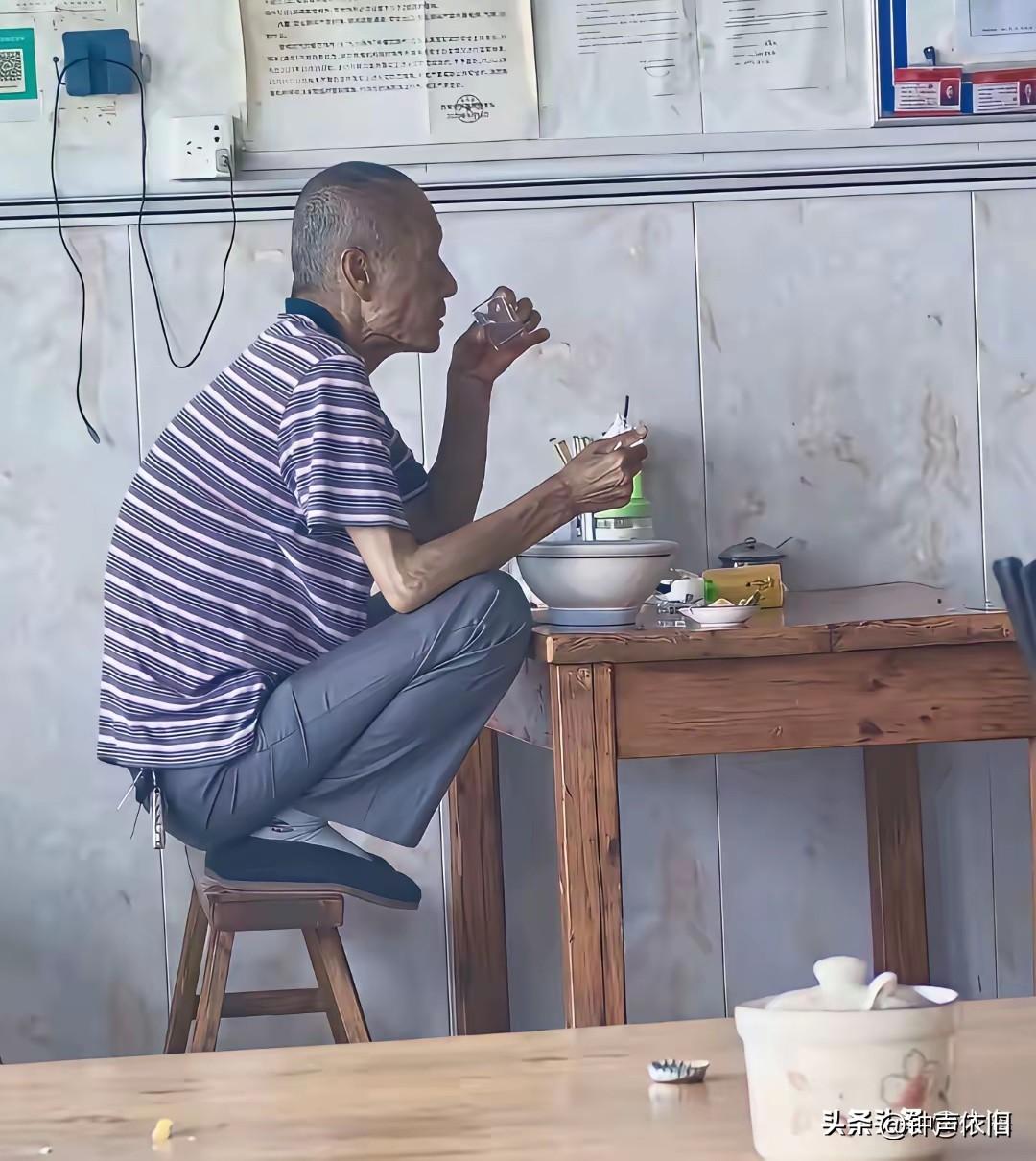 一个人的一言一行、一举一动就能露出他的修养和品质。
一张好好的板凳不坐，偏要蹭在