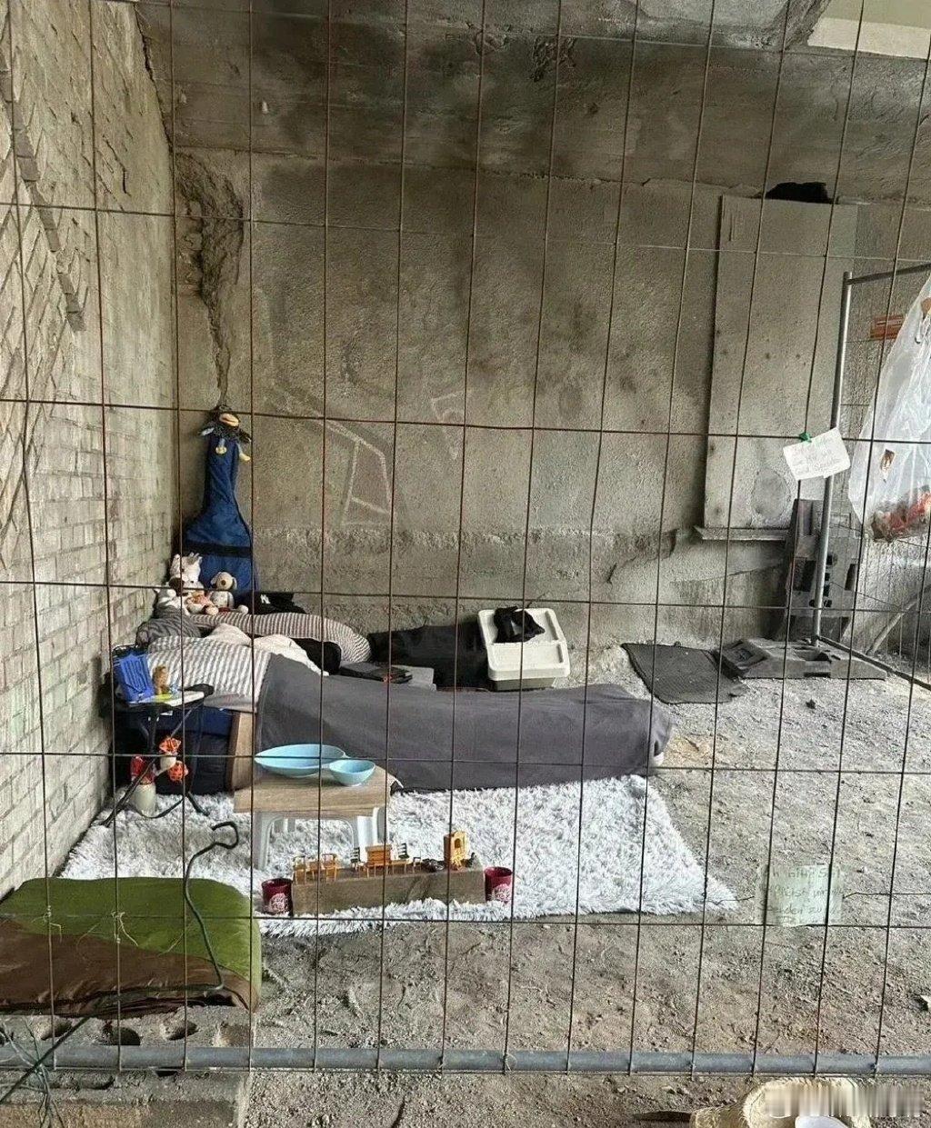 ``` 某地，桥洞底下的流浪汉，竟然将日子过成了诗！[笑cry]  ``````