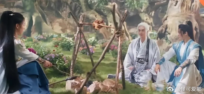 影视剧的烤鸡能有多离谱，架得这么高，有没有生活常识？ ​ ​​​