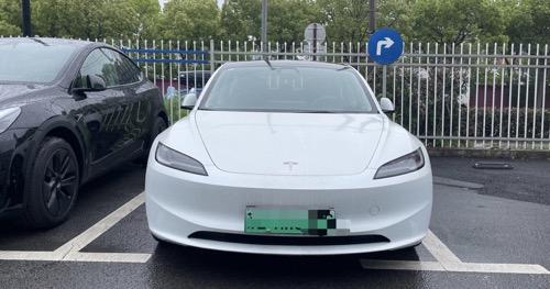 【Model 3高性能版和普通版前脸差异对比】
主要三个变化点：
-前保的曲面设