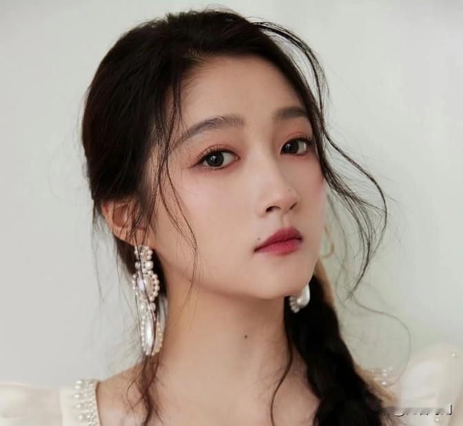 关晓彤自从演了《小巷人家》里的庄筱婷大人版后，就被“国民闺女”这个标签给定型了。