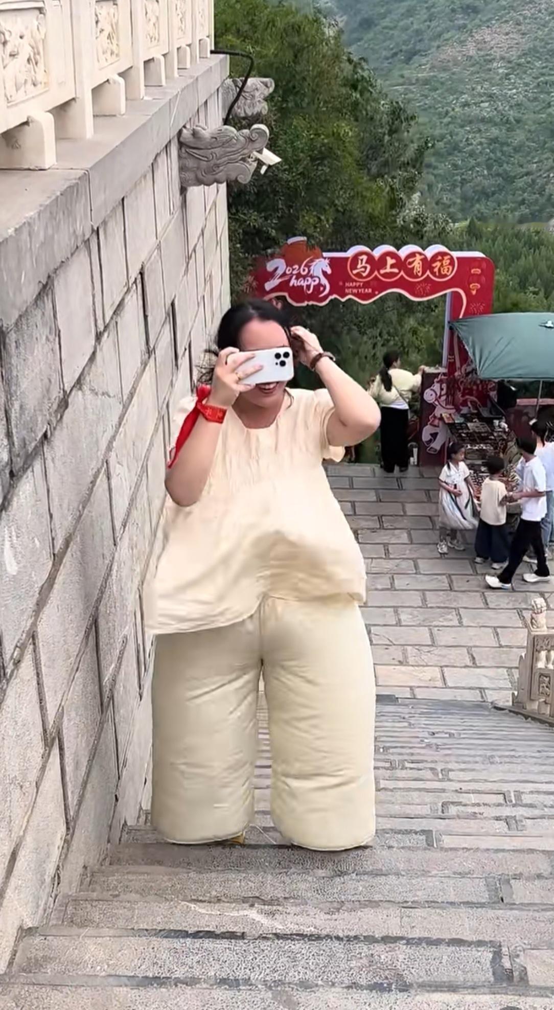 千万不要穿宽松的衣裤出去旅游！ 
