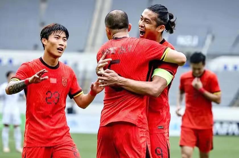 唉，国足心里苦啊！好不容易1：0险胜了香港，得了个季军，本以为可以少挨点骂。
结