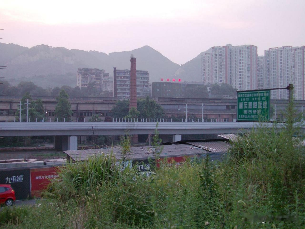 这两张图拍摄于2012年8月，当时还在施工中的重庆轨道交通1号线沙坪坝到大学城段