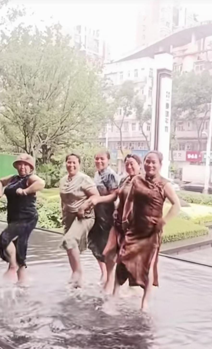 人老心不老还真不行！得小心啊！
     这几天，各地都下了大雨，夏天炎热，下一