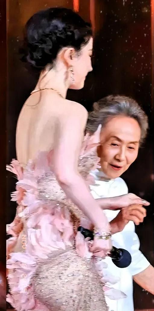  刘亦菲的后背也太不真实了，白皙细嫩就算了，居然还自带发光效果。刘亦菲 明星 刘