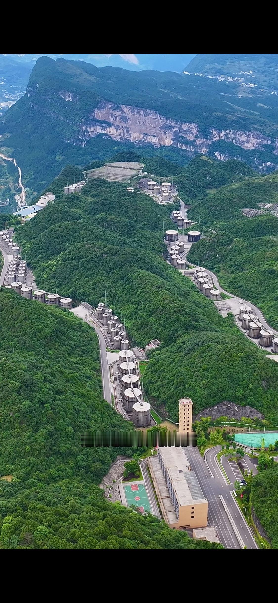 这就是全球海拔最高最大的白酒储存基地，上面存放着16万吨的白酒，可以给中国14亿
