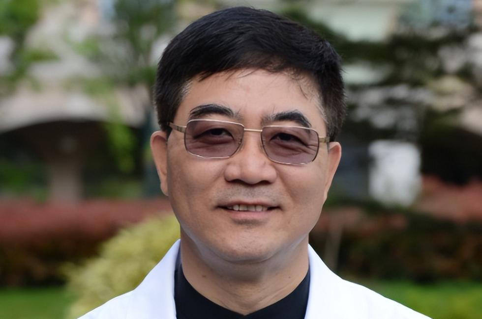 2016年，上海中山医院顶尖心内科主任葛均波，在为一位19岁的少女做心脏手术时，