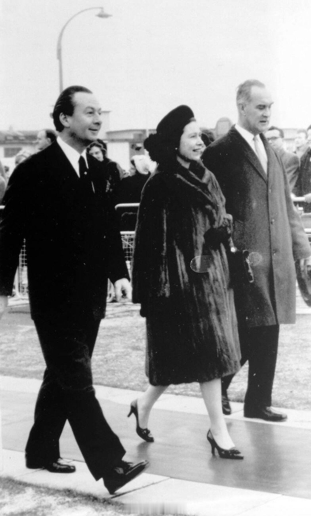 英国王室  1963年1月31日，伊丽莎白二世女王和爱丁堡公爵菲利普亲王乘坐飞机