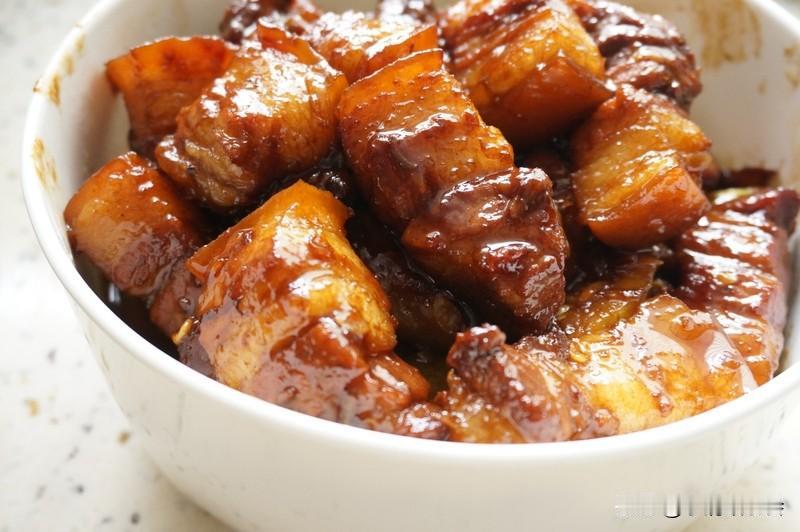 做红烧肉，用冰糖还是白糖，这是个值得探讨的问题。我觉得各有优劣。
冰糖做出来的红