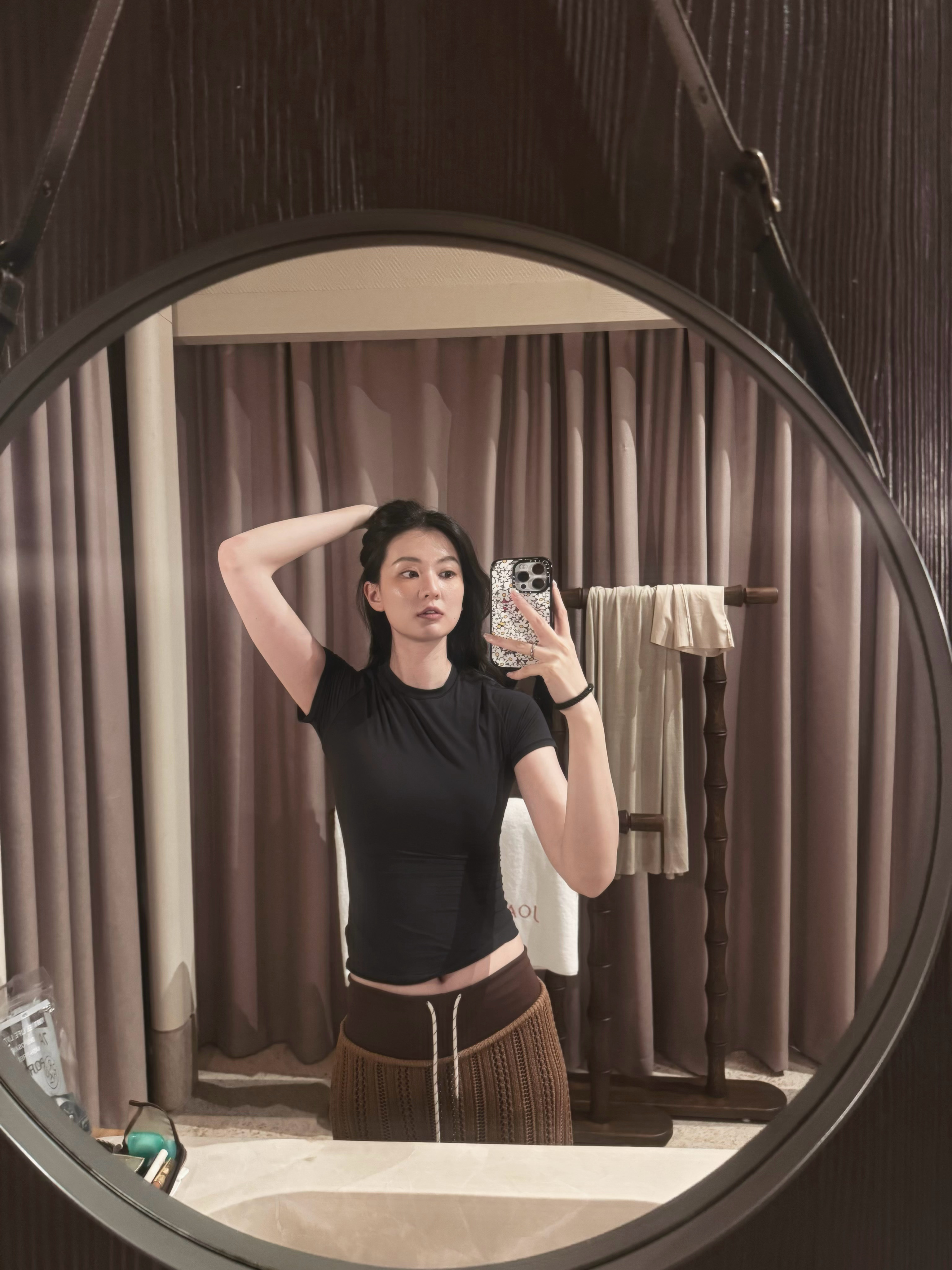 乔欣假期的快乐碎片 美丽度假照片掉落！ 波点露背长裙自带法式浪漫，简约白T配黄条