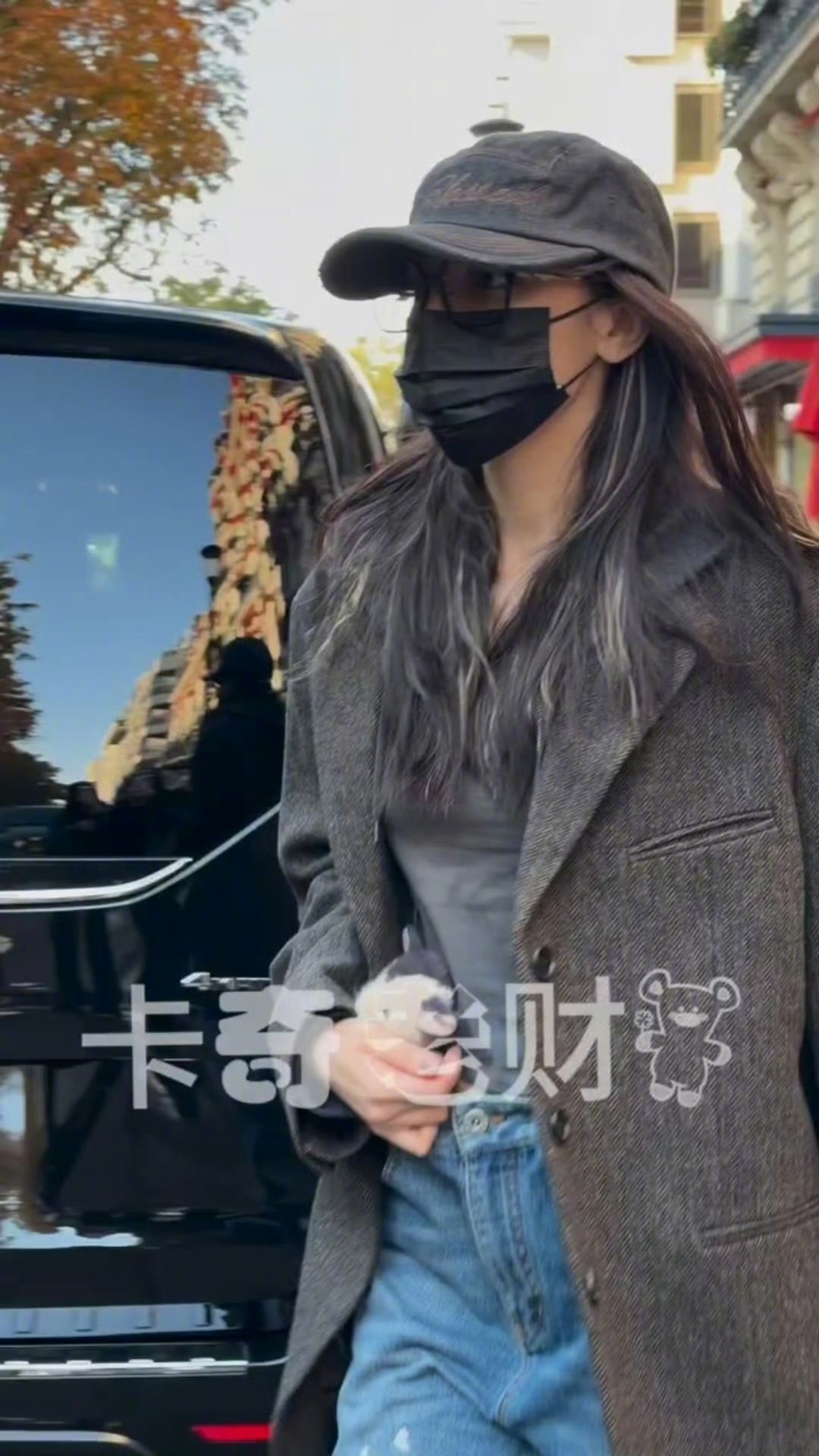 巴黎偶遇迪丽热巴拿着玩偶出街酷酷的热巴就这样拿着萌萌的小熊出门了[送花花][送花