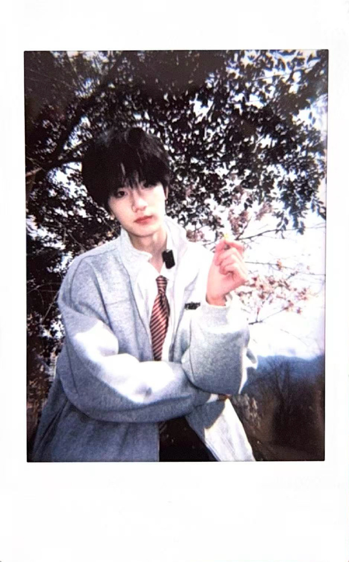 李煜东生日拍立得 李煜东生日拍摄花絮皮衣look超酷，生日拍立得好帅📸美貌狙击