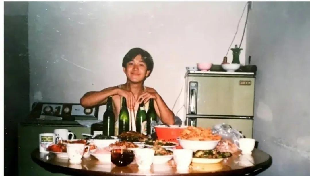 1993年，潘粤明只有十八岁，那年他家里拍下了一张吃饭时的照片，仔细观察这张照片