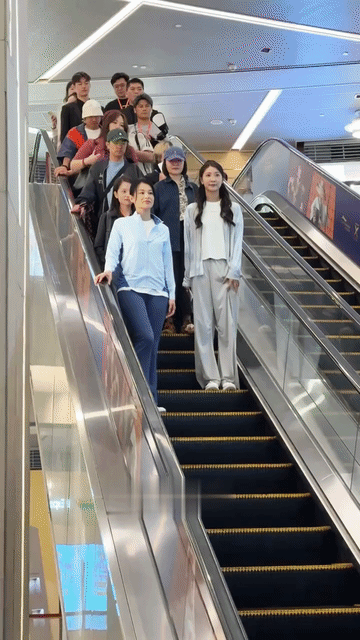 打眼一看，胡杏儿旁边的女孩更亮眼，毕竟甜美靓丽，青春无敌，仔细品品，还是胡杏儿大