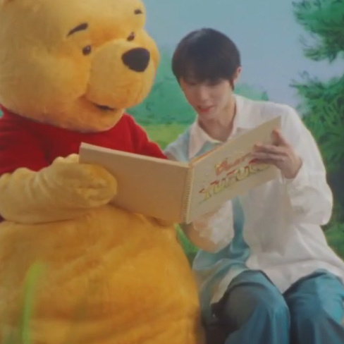 放大后发现，Zuzu和小熊同读的这本书封面上写的好像是“Dear YUZURU”