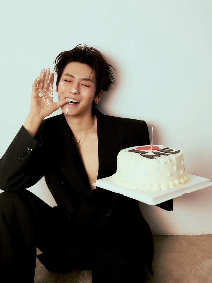 侯明昊黑色深v西装抹奶油侯明昊生日蛋糕爱自己 侯明昊生日快乐！黑色深v西装氛围感