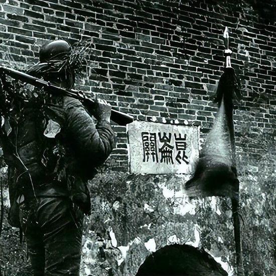 昆仑关之战。昆仑关之战，双方精锐尽出，战争白热化时邱清泉躲在掩体外头的...