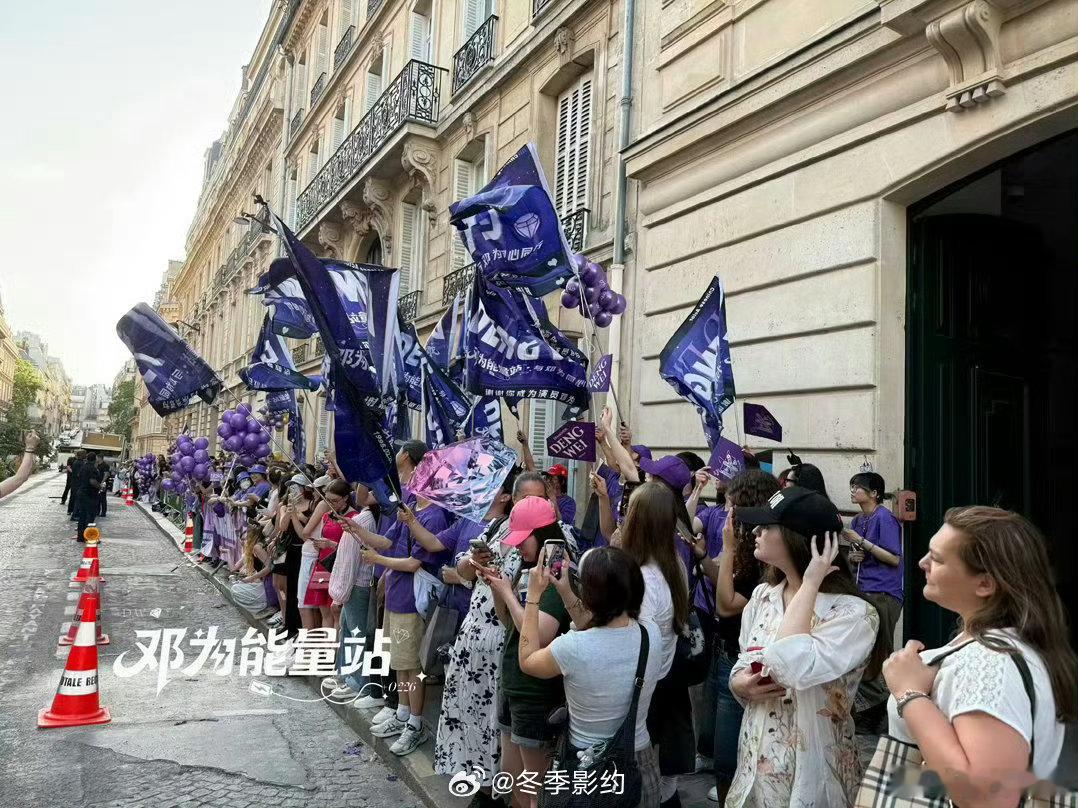 邓为巴黎时装周人气 巴黎街头被紫色占领了，邓为这次去时装周的排面确实够大，粉丝应