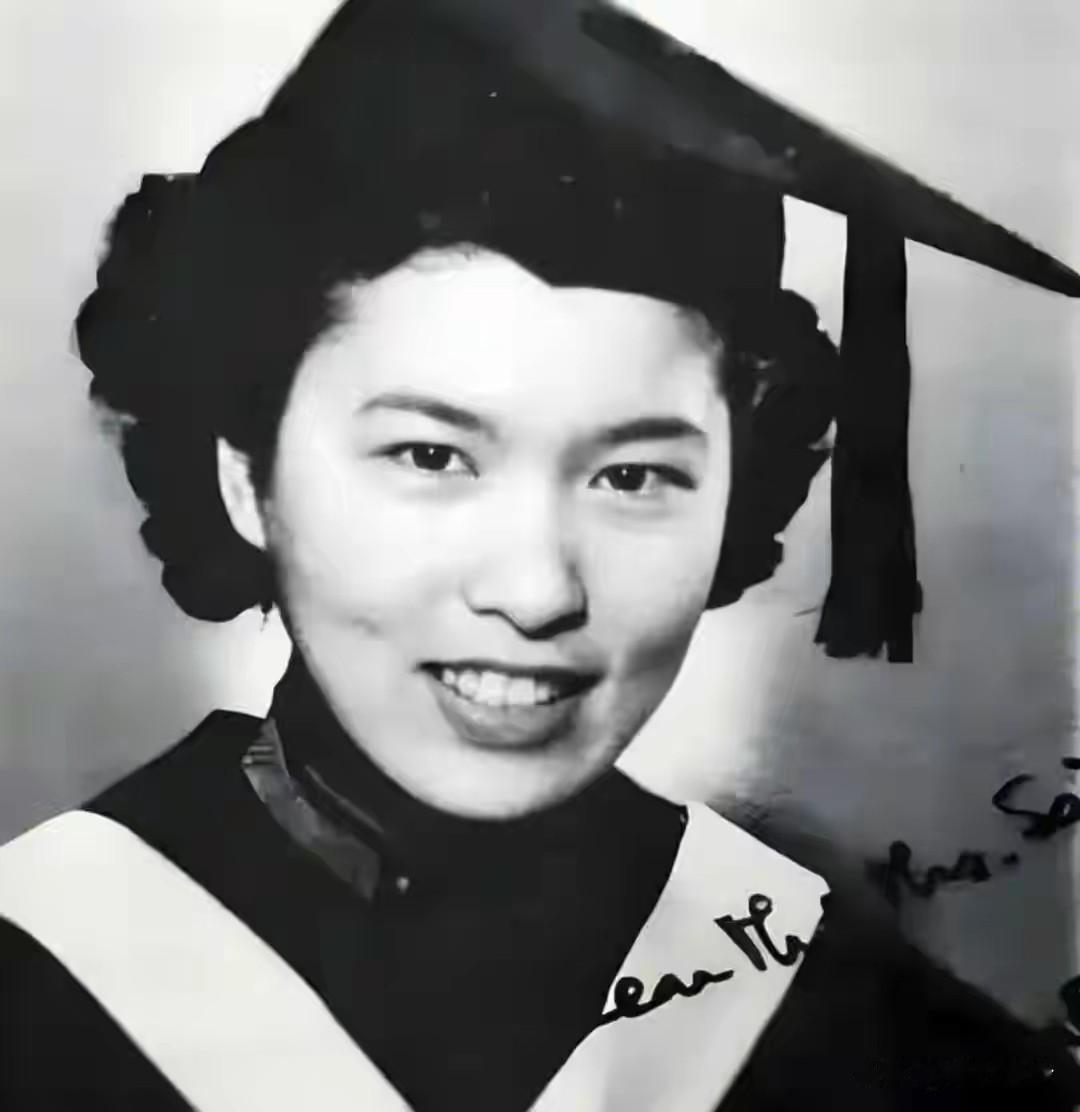 主席赞她天生丽质，周总理称无可替代，彭德怀叹人才难得，凭啥？
 
她是龚澎，新中