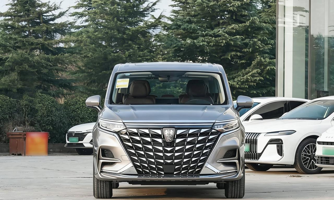 2026款荣威iMAX8新能源是在2026年3月2号上市的一款插电式混合动力中大