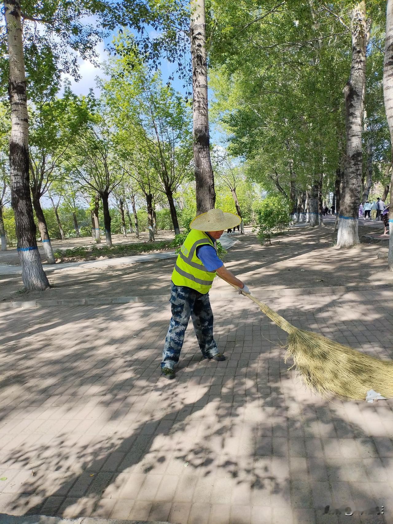 环卫歌
晓沾玉露扫清晨，
劳动汗水更醉魂。
摘掉草帽扇凉热，
请续句……
（平缓