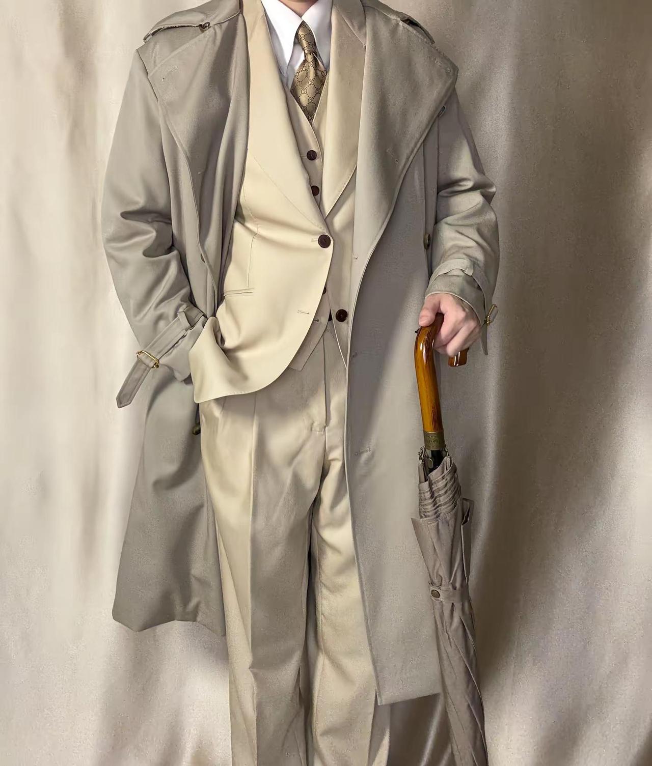 衣柜里的“老伙计”，从来不是昙花一现的潮流。这件米灰色澳毛嘎巴甸风衣，陪我熬过了