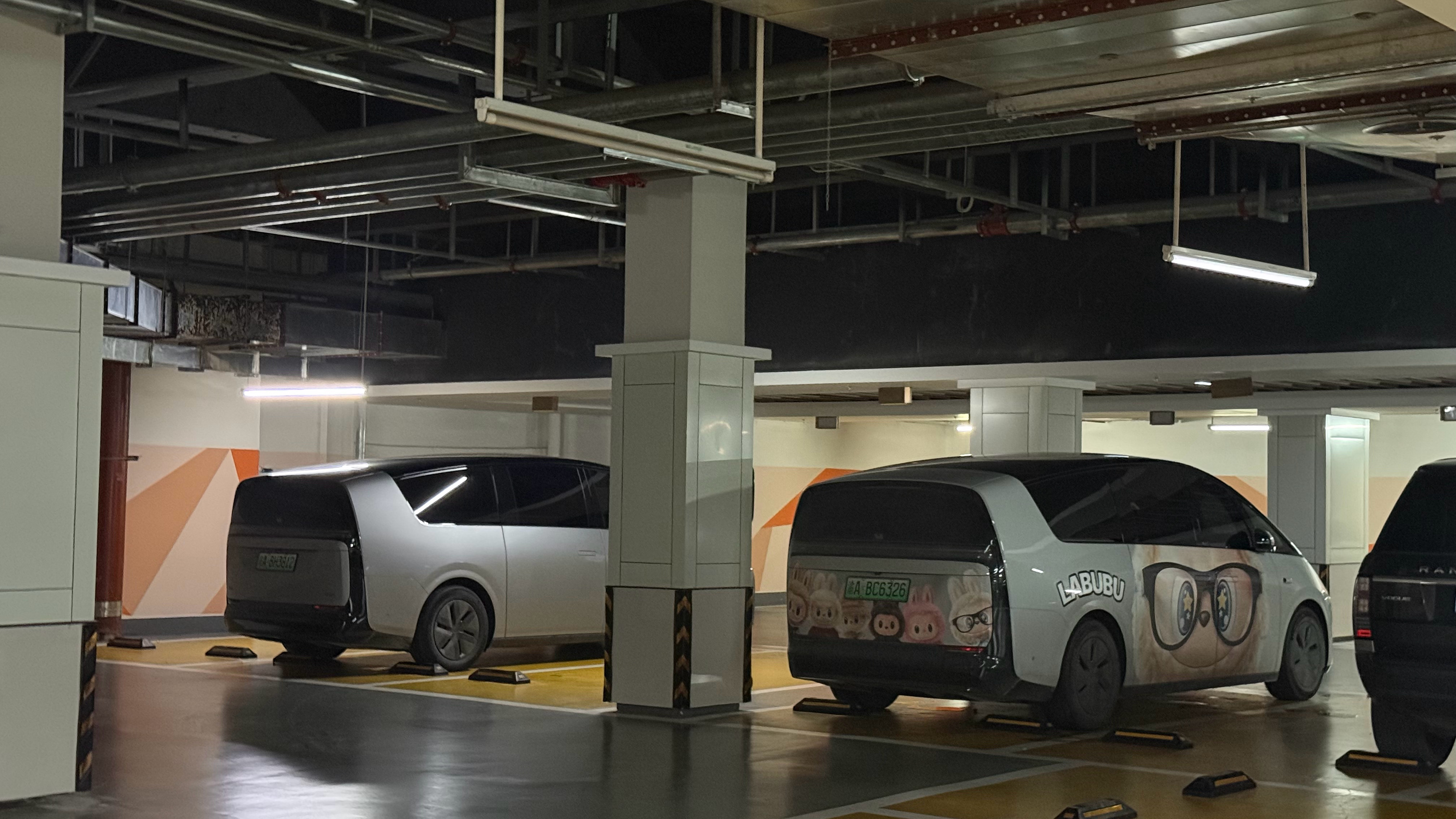 在小区车库看到两辆Mega真的越看越喜欢设计理念比大部分的概念车更未来 