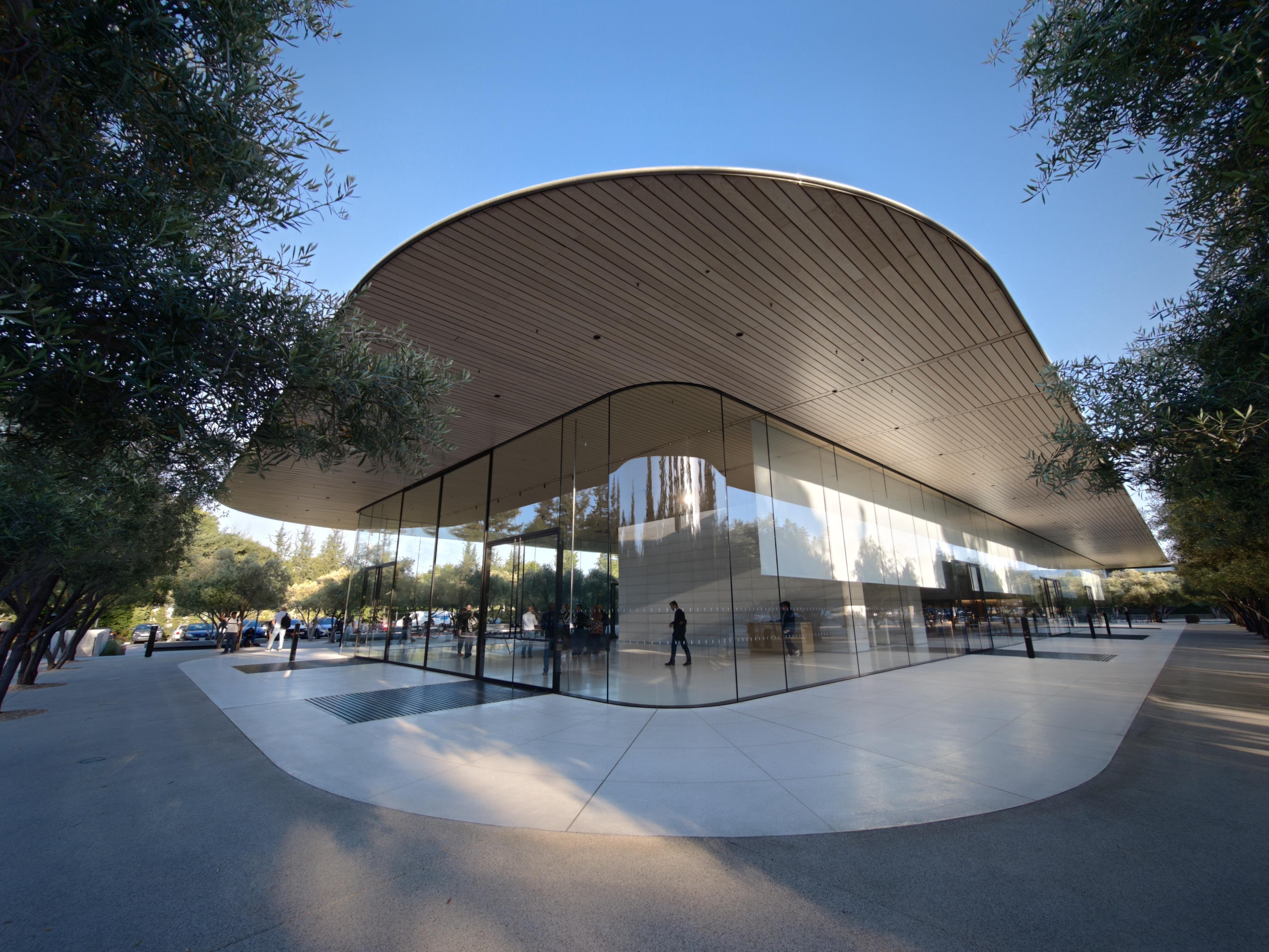 在Apple Park 外面看到了飞船总部的边缘，还是很震撼的。而且感觉苹果确实