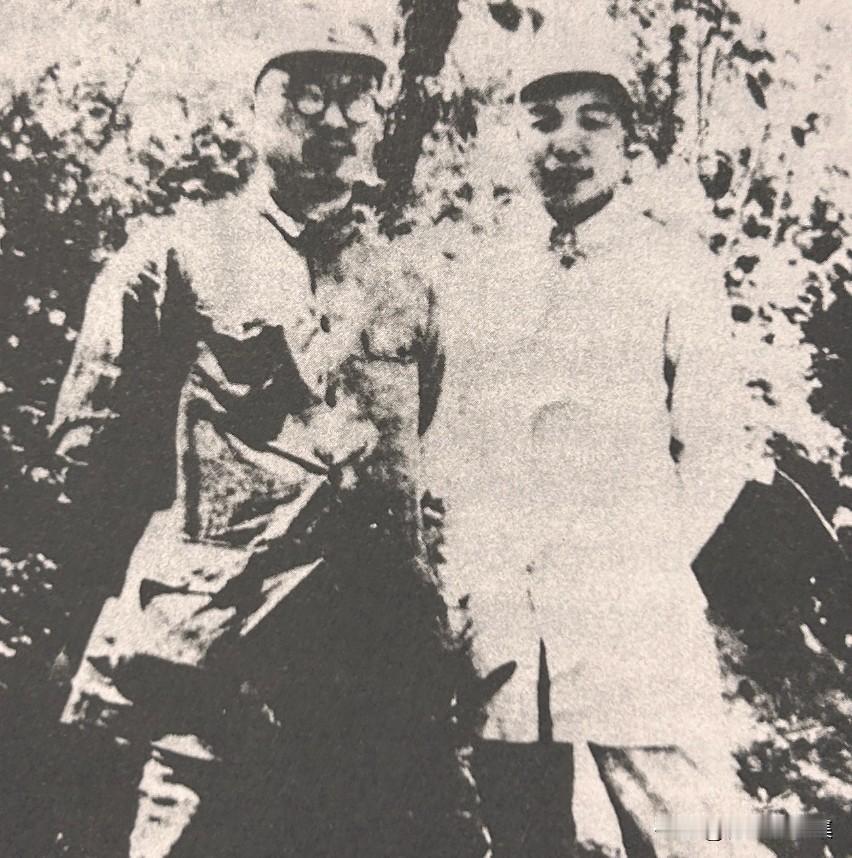 1940年，萧华与罗荣桓在山东的合影，记录了他们共同领导八路军第一一五师开辟山东