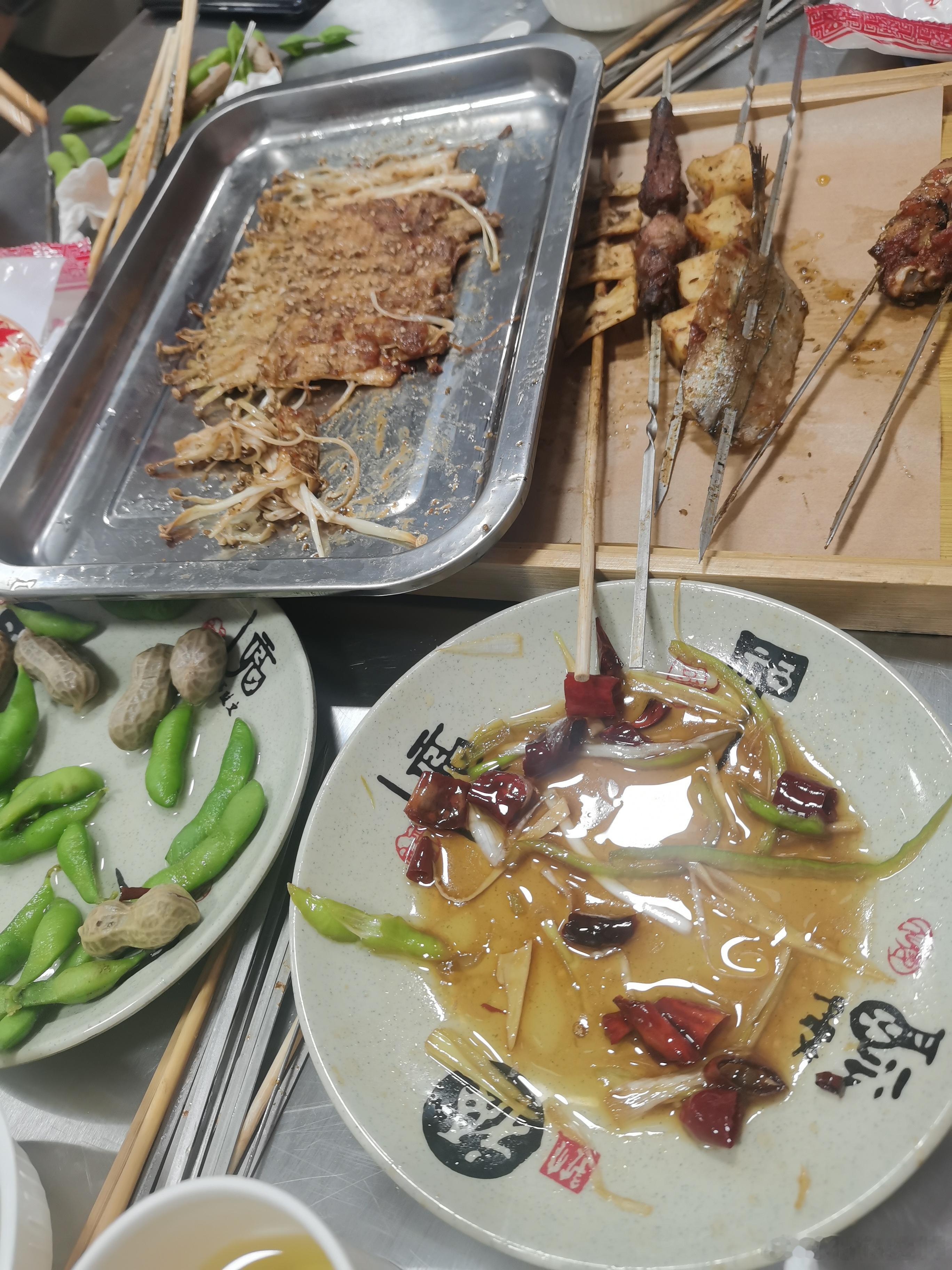 金针菇，这个长度大概是这个盘子底的长度，25-30㎝。猜猜多少钱 