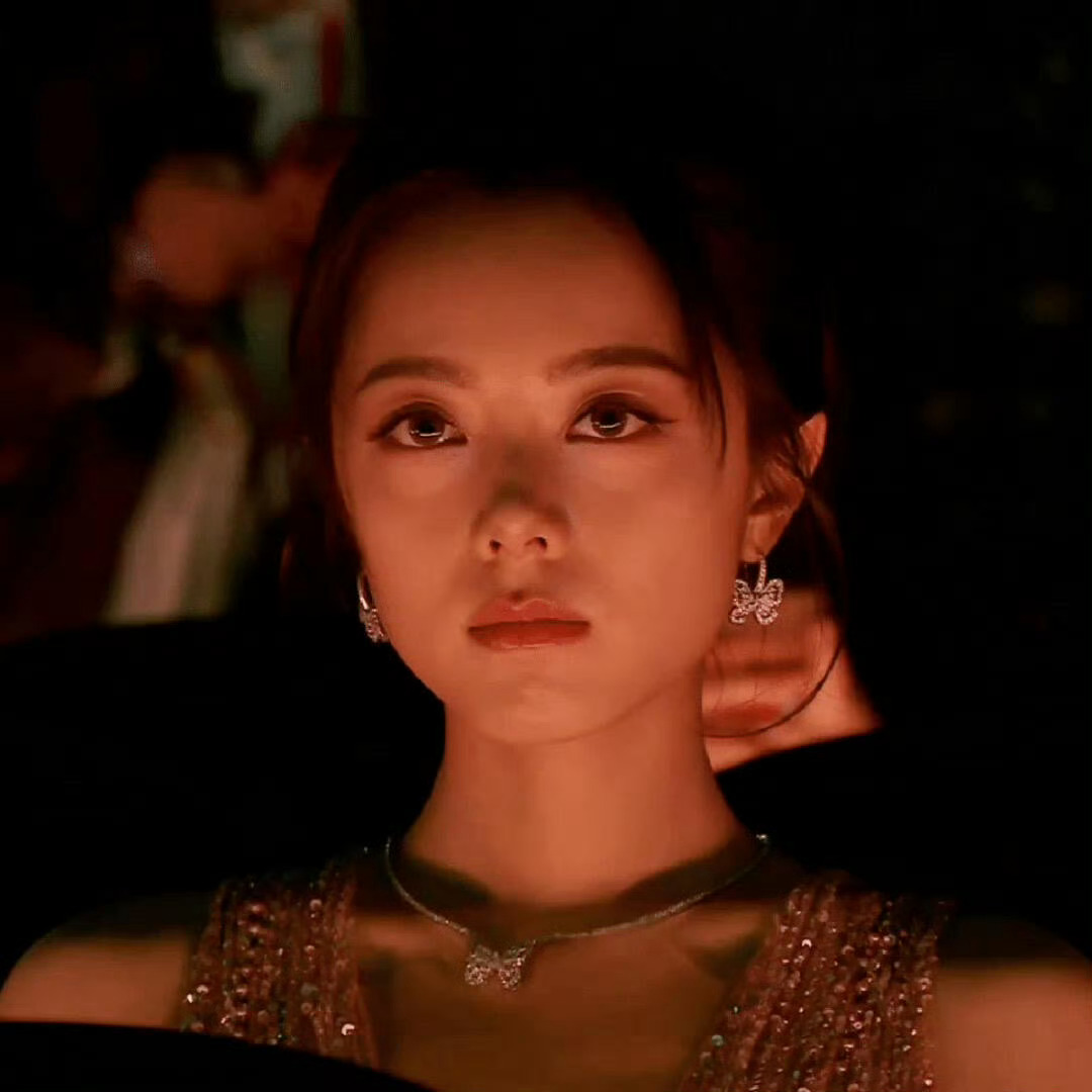 赵今麦终于找到适合自己的妆容了，褪去稚嫩，变得成熟了，可塑性都变高了！ 