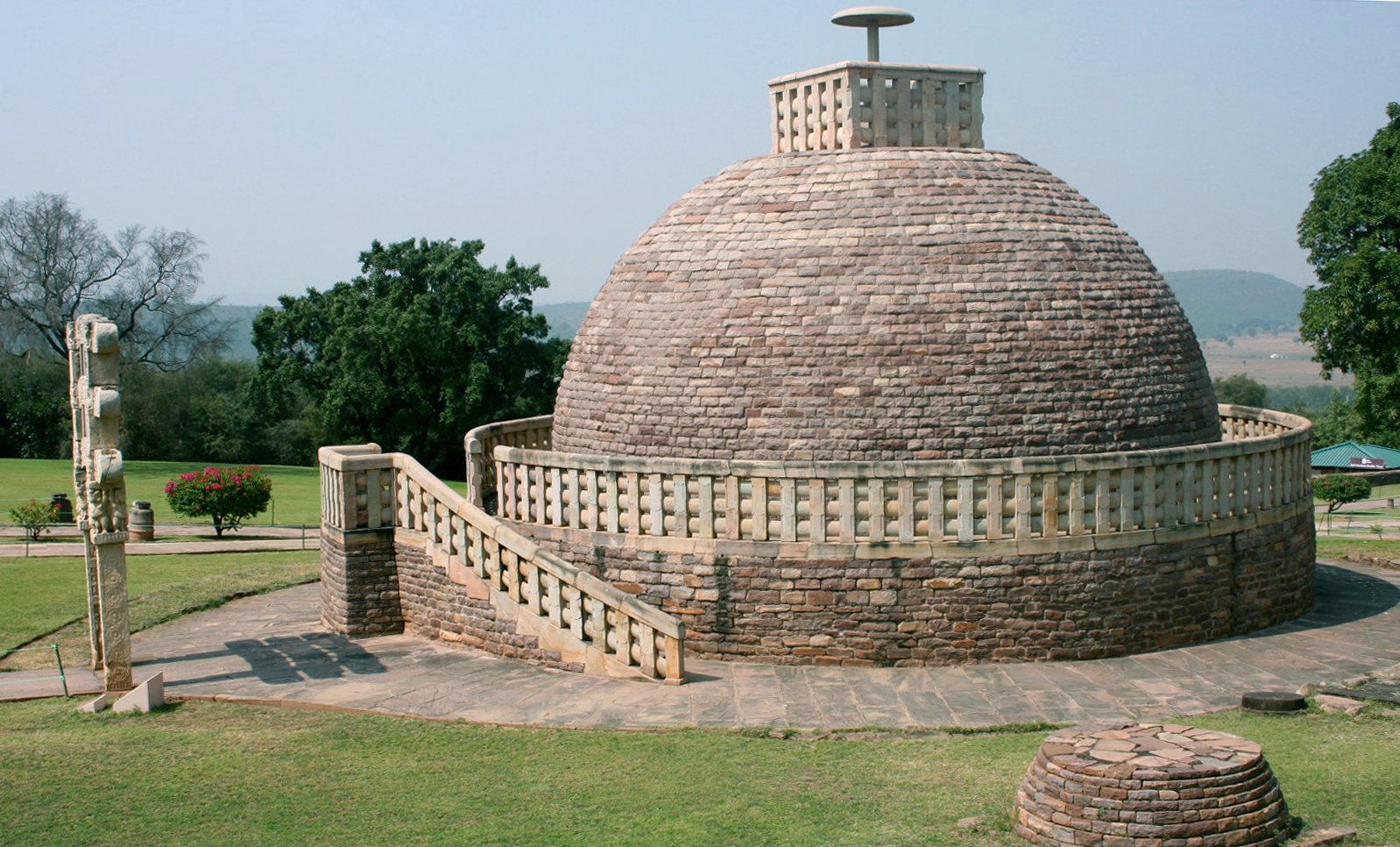 塔，梵语stupa（巴利语thupa，卒塔婆，窣堵坡），塔是卒塔婆、塔婆的略称。