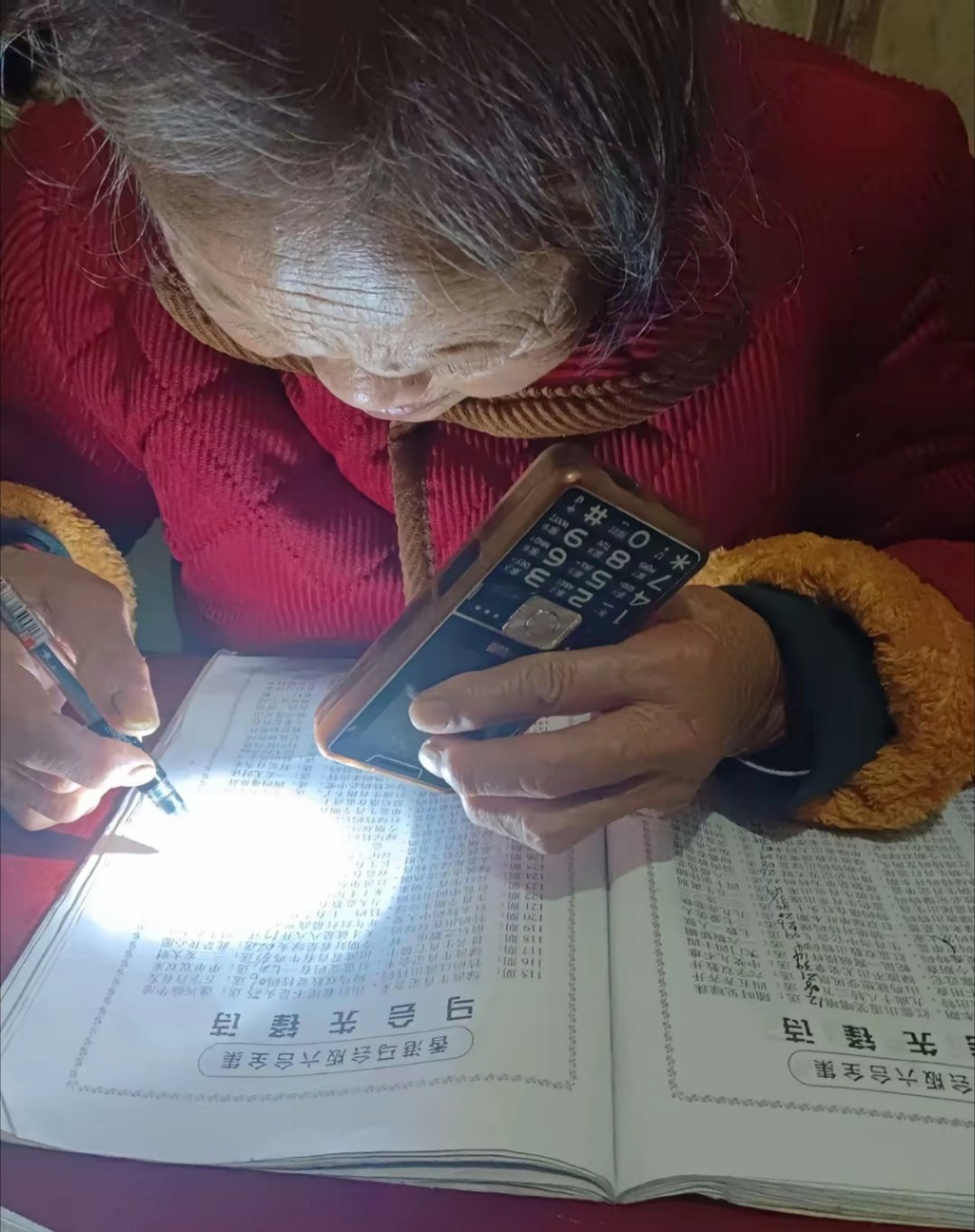 网友：大家看看，我的老妈76岁了，大半夜的打着手电筒，还在看六合彩的书。天天一到