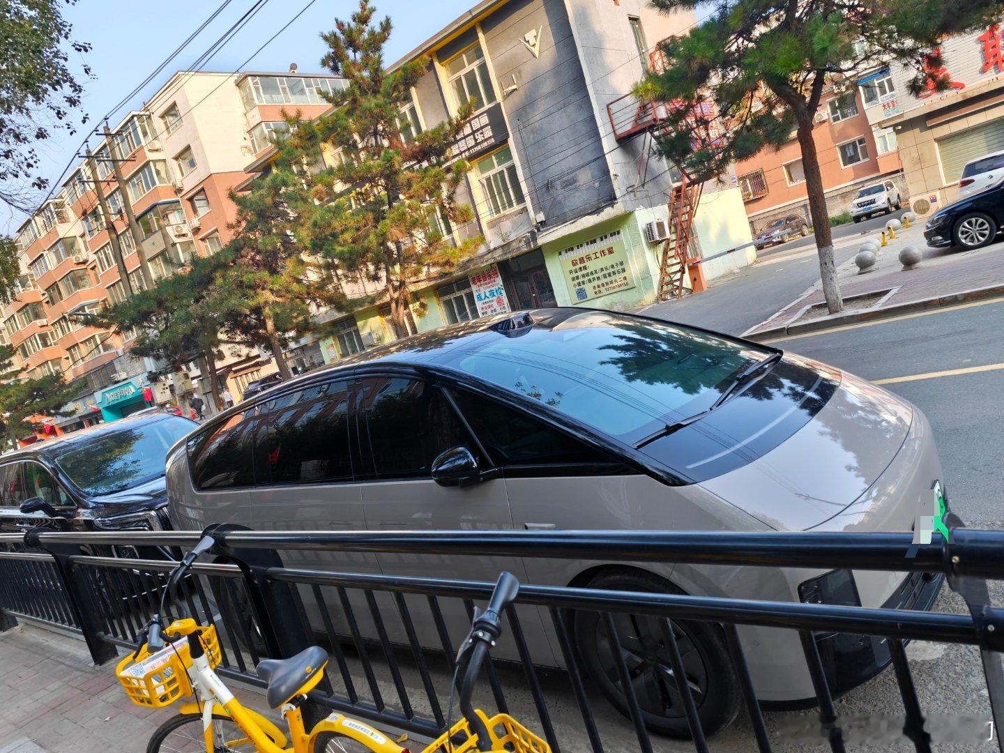 第一次见到停在路边过夜的理想mega ​​​