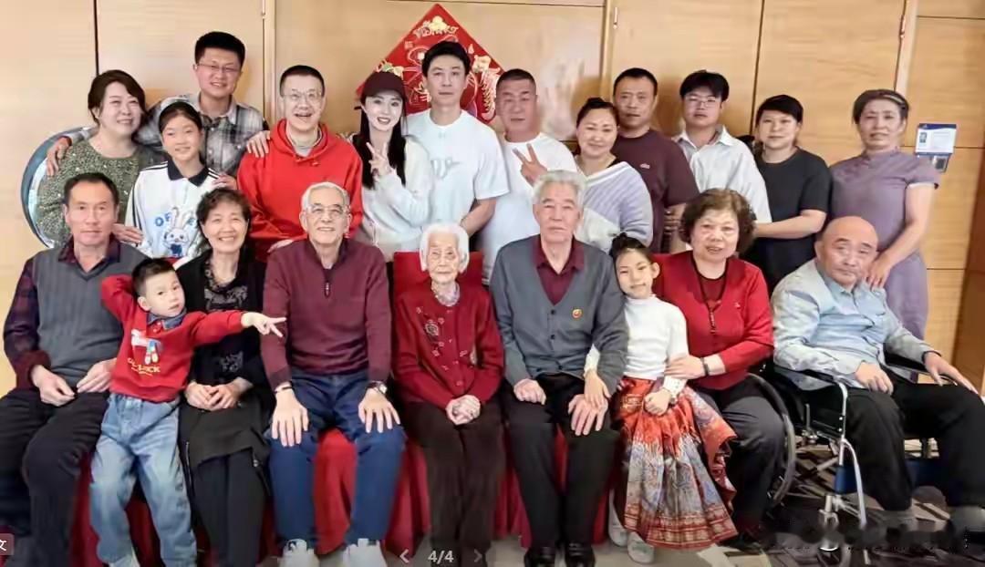 董璇回张维伊老家大合照
讲真要是两人有个孩子就更加完美了
虽说董璇已经47岁，但