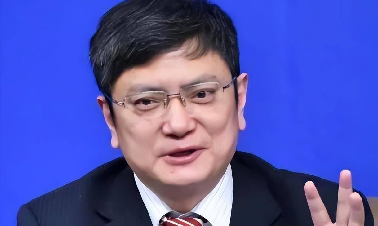 把英语“踢出”高考，取消主科地位？教育部一语点破“真相”！没成想螳螂捕蝉黄雀在后