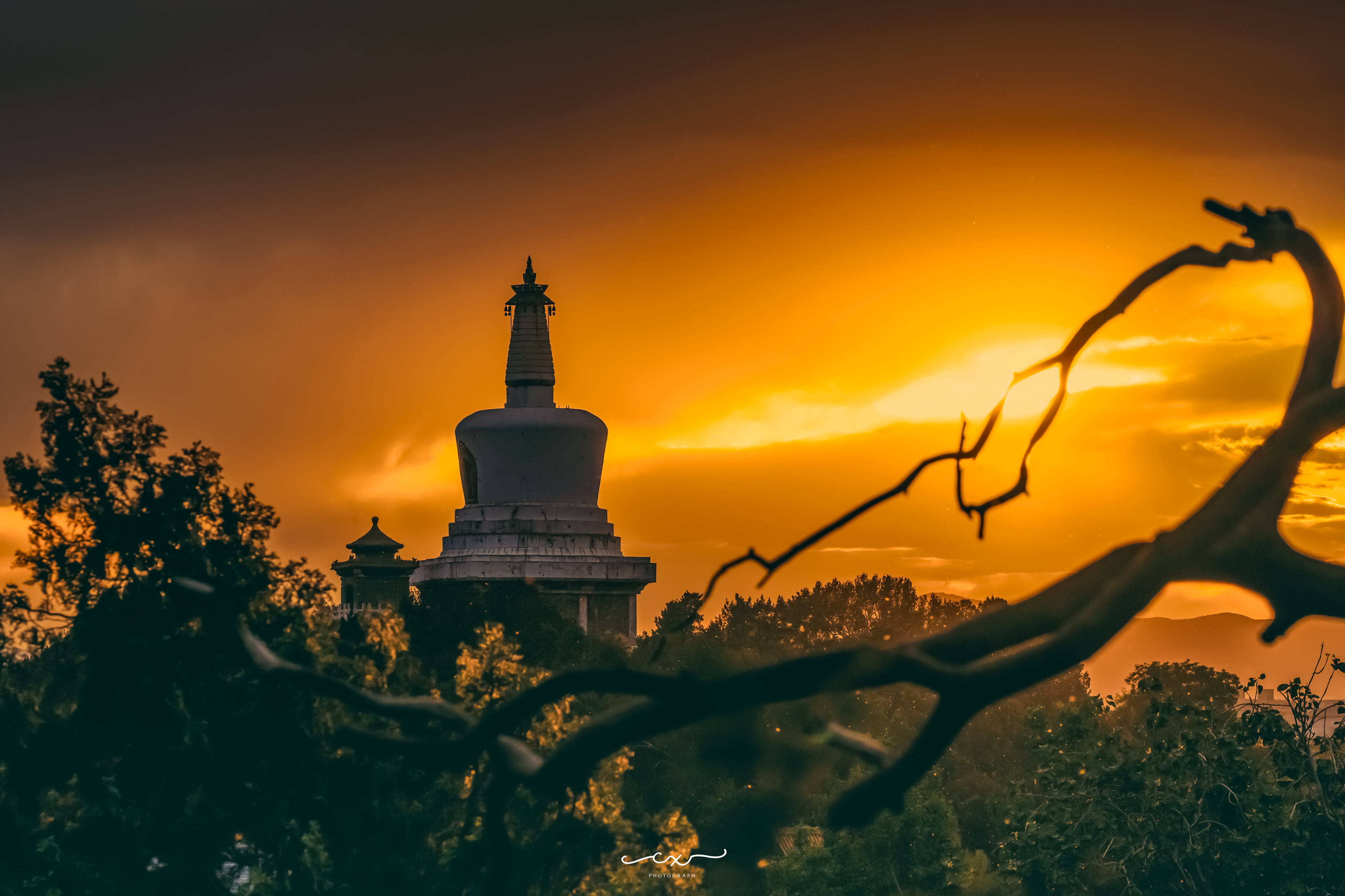 登景山之巔，賞北海晚霞。📍景山 • 萬春亭📸 2026-05-10摄影 