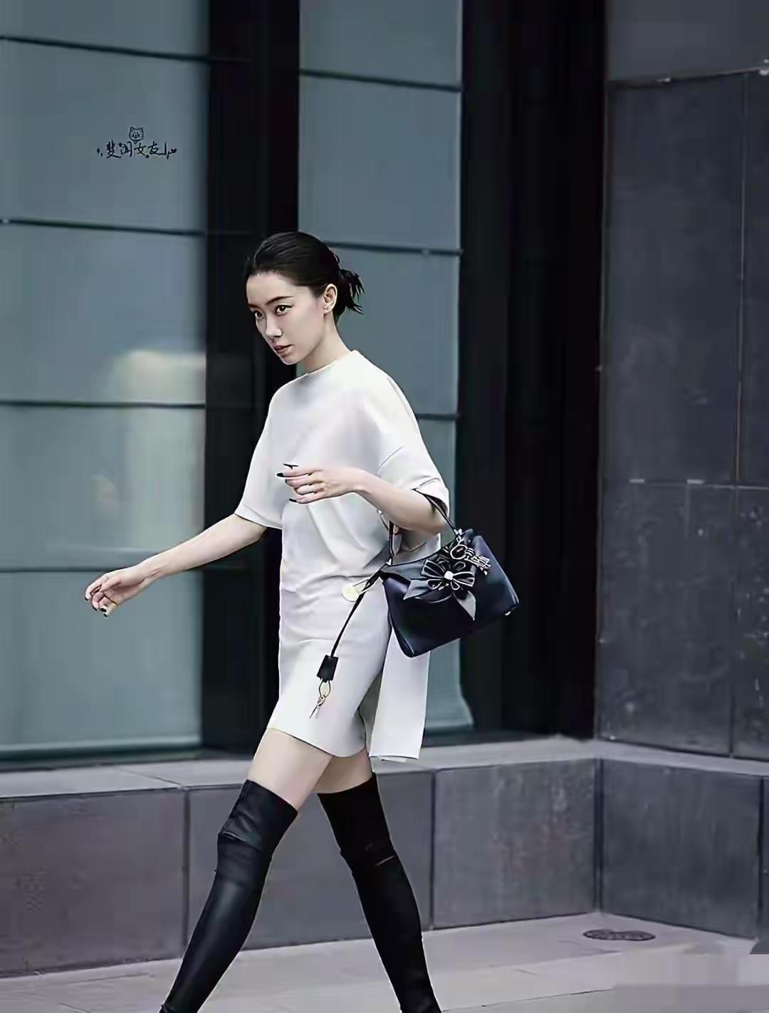 这是哪位大神抓拍的张小斐，好吓人，你看看那眼神，好像鬼片里的幽灵！