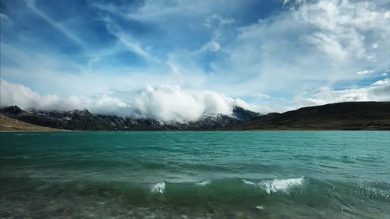 秋天的风带着惊喜，一起踏上自驾之旅吧～雪山下的湖泊像宝石，一个人开着车，把风景都