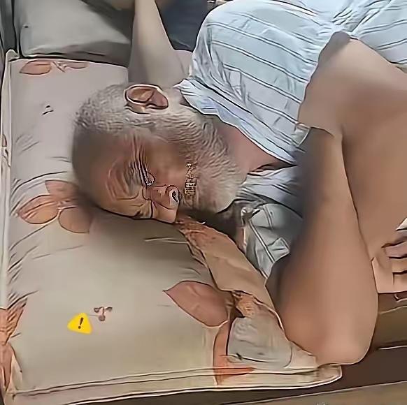泪目！陕西102岁爷爷半夜跑孙媳妇房门外，发现门被上锁，于是他在门外大喊，叫醒孙