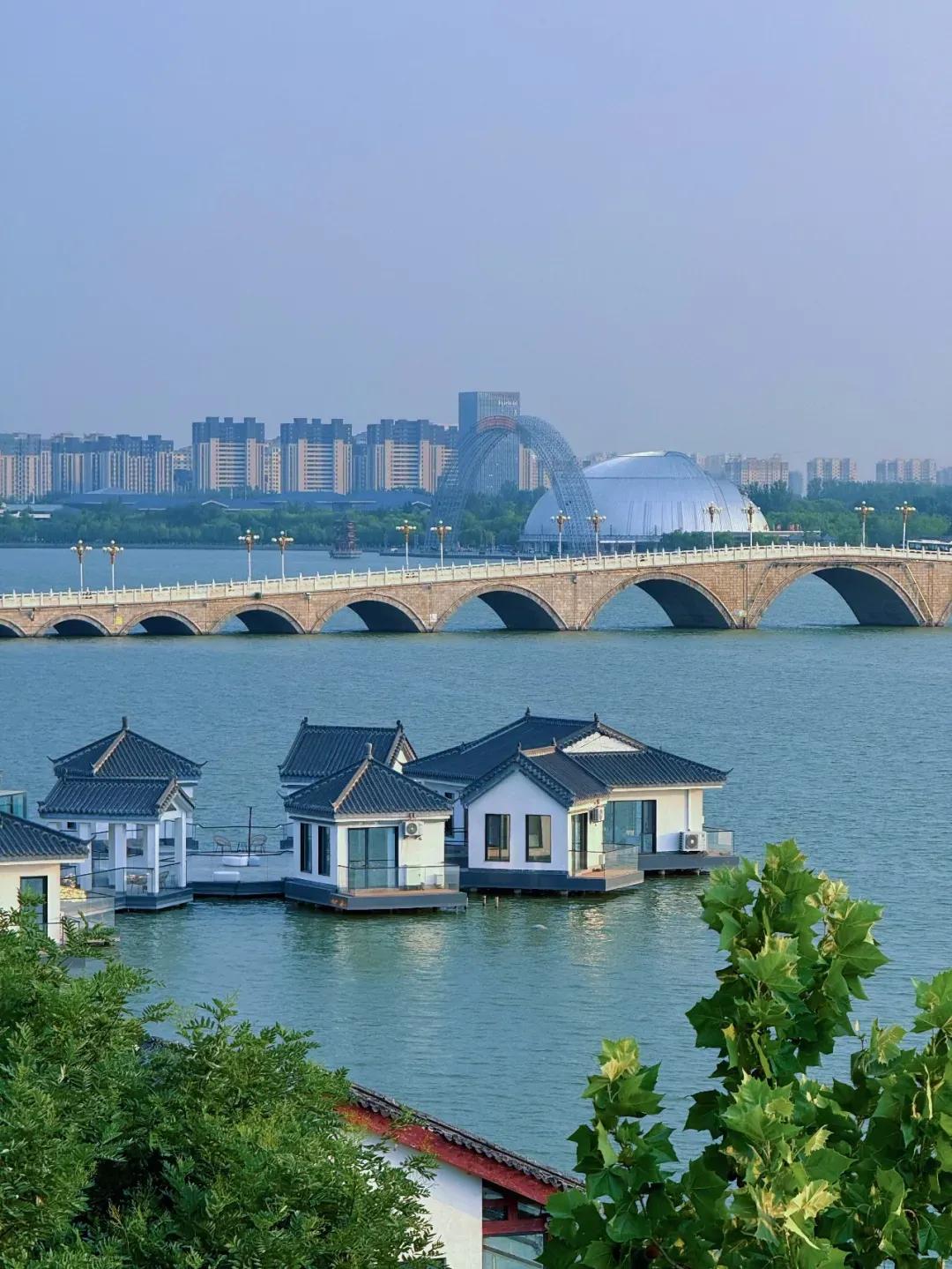 初秋的聊城，宛如一幅绚丽的画卷。
东昌湖波光潋滟，倒映澄澈蓝天；光岳楼古朴庄重，