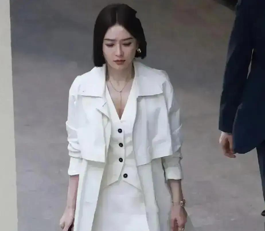 你的脚趾现在比脸更值钱。
刚有位艺人给双脚投保200万美元——保险公司派人用游标