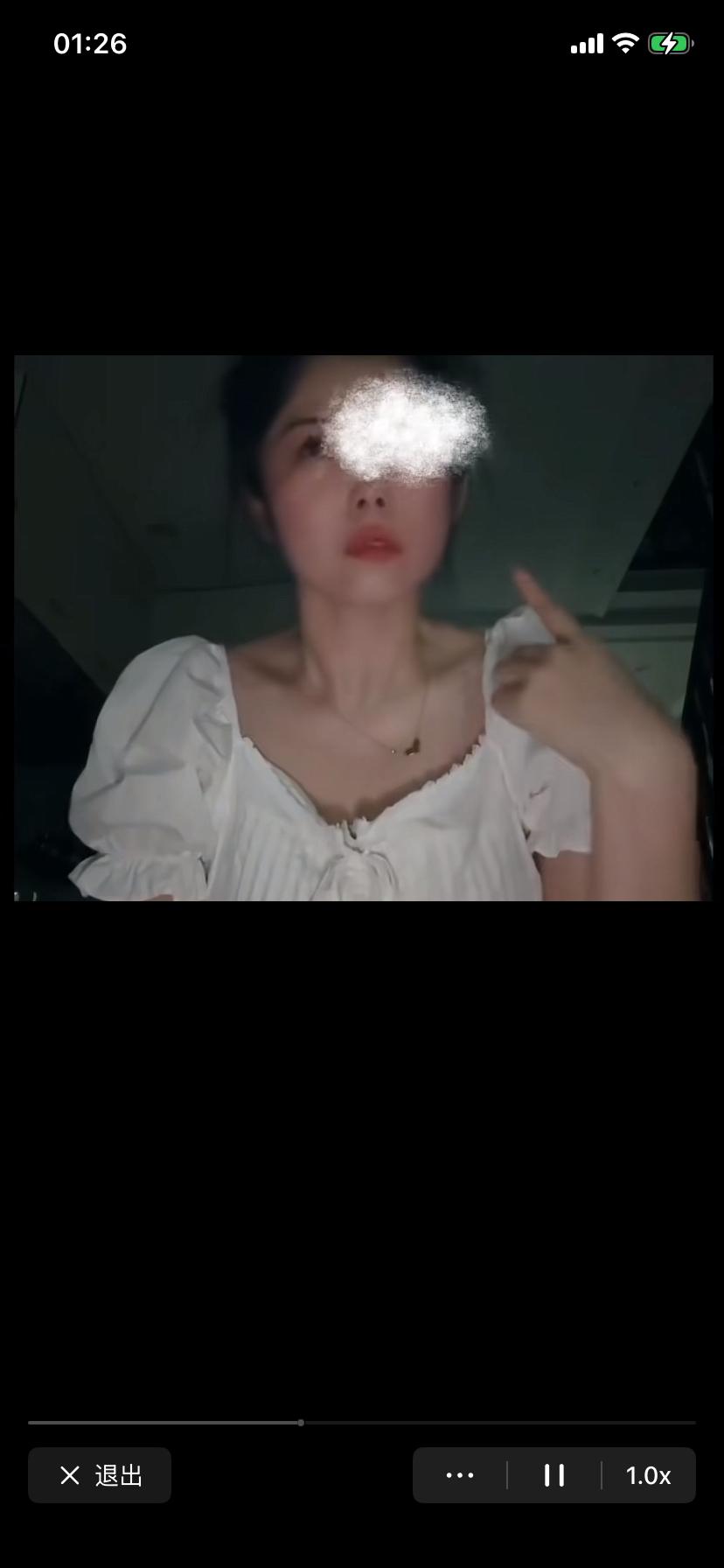 大晚上看到了白裙女子的道歉视频
在视频里女孩子不停的扇自己耳光
说自己是“犯贱”
