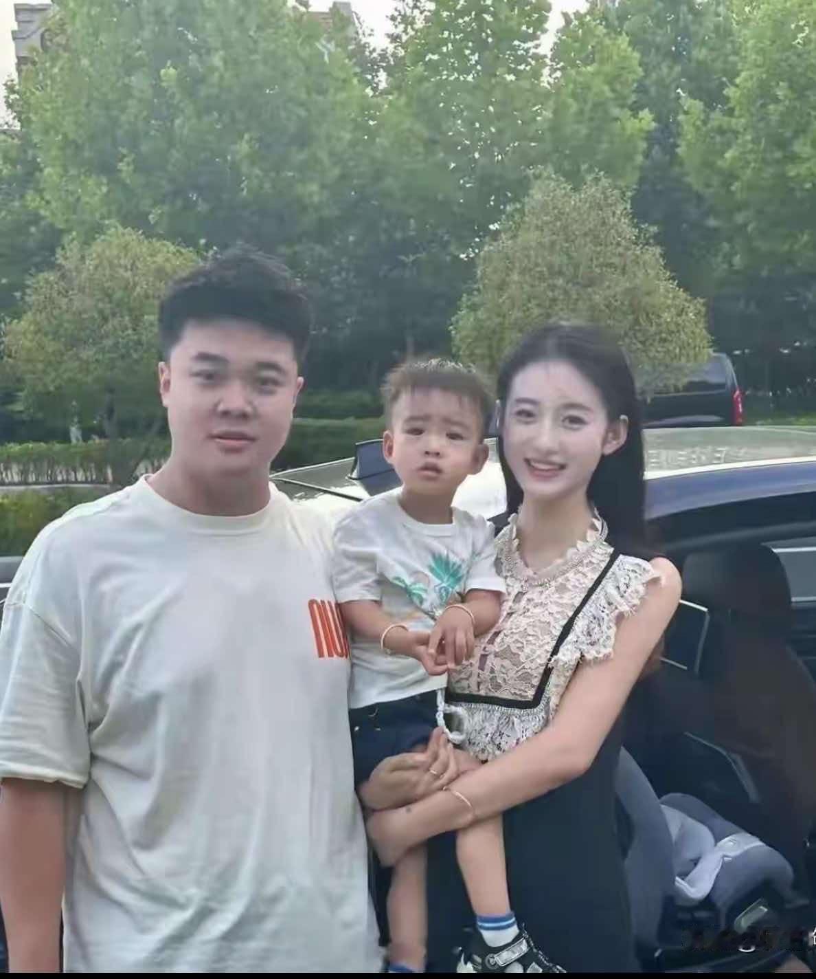 这对夫妻太真实！妈妈高颜值，儿子却随了爸爸
网上看到这一家人的照片，忍不住笑了。