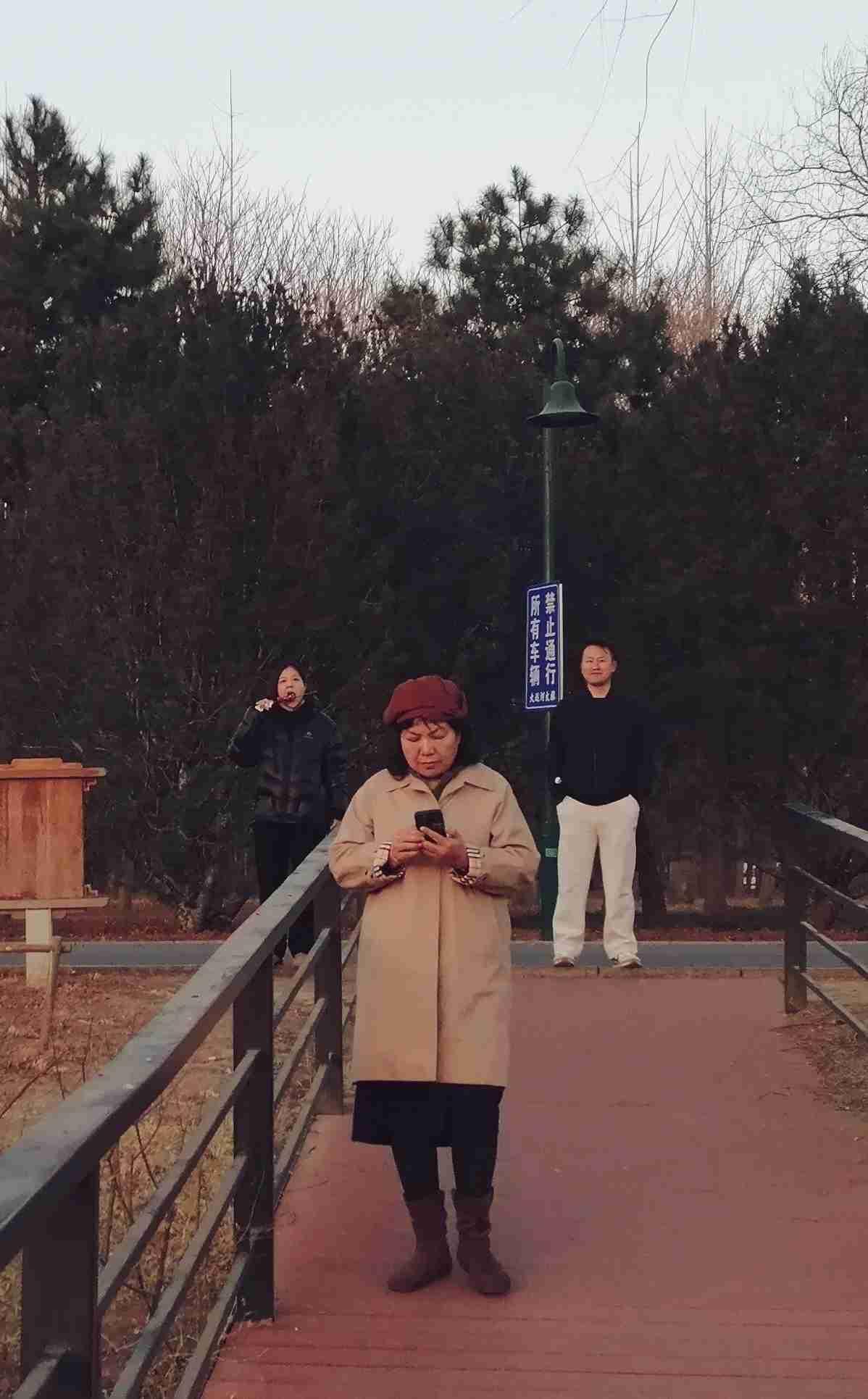 马年新春，来到大运河畔，后边站着两名保镖，其中，一个保镖在吃冰糖葫芦…