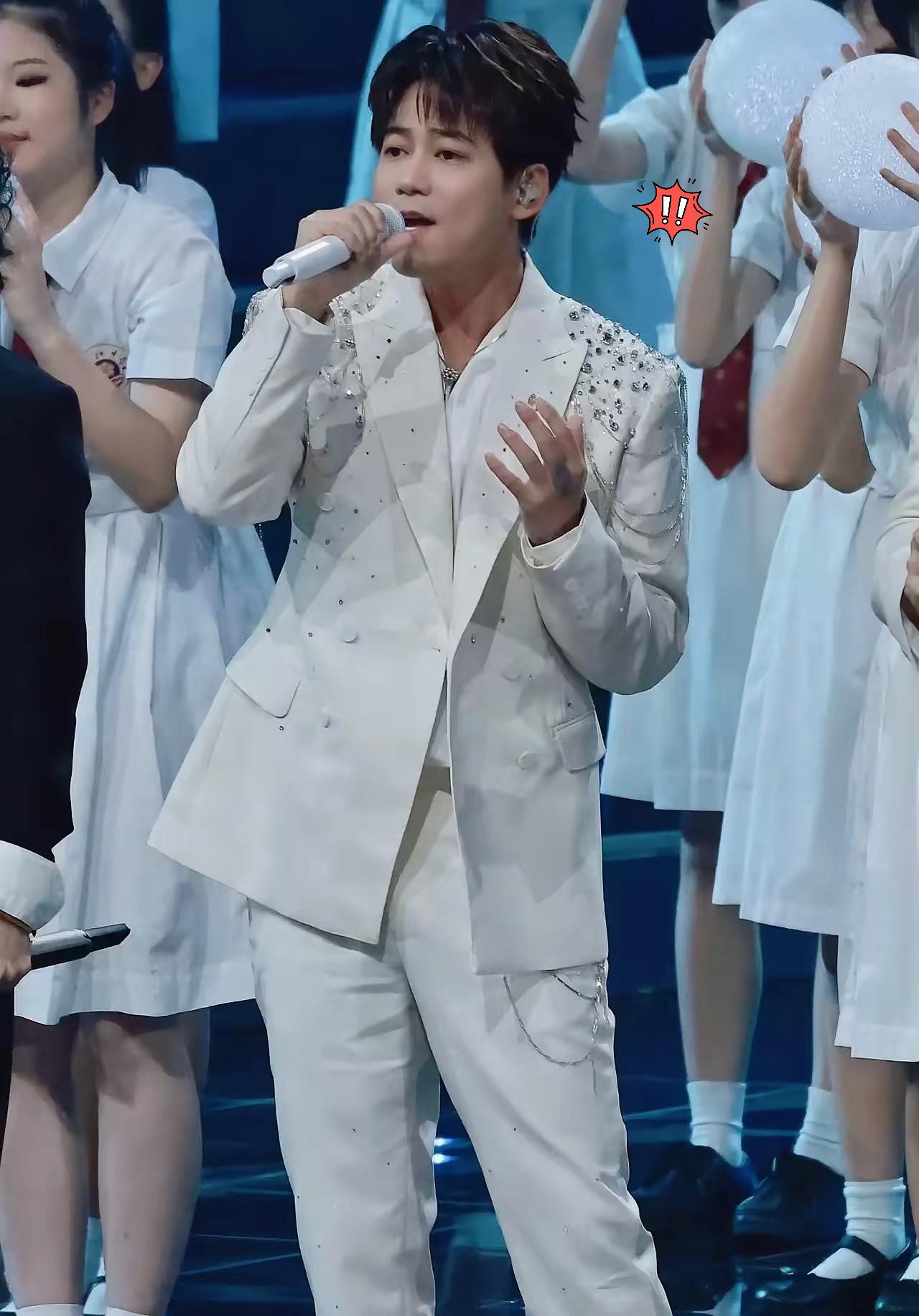 苏醒这回没脸见人了吧！
央妈大湾区音乐会这么大场面，他竟把《夜空中最亮的星》唱跑