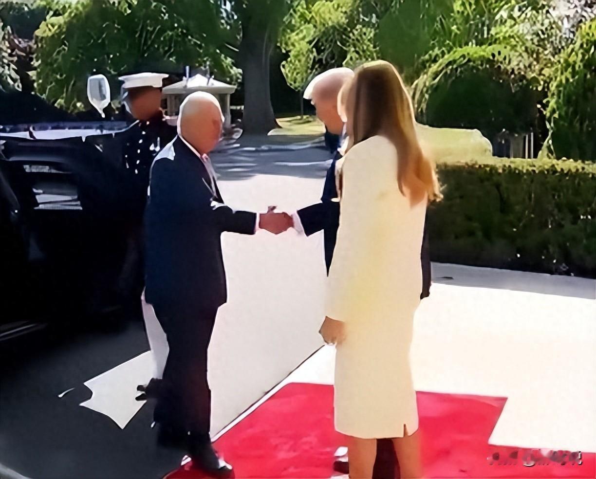 77岁的英国国王查尔斯三世刚下专车踏上白宫红毯，就和79岁的美国总统特朗普上演了